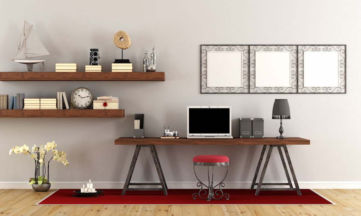 Setup ruang kerja modern dengan pencahayaan optimal